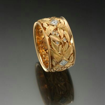Goldener floraler Ring mit Vintage-Glitzer