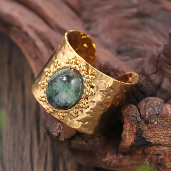 Grüner Stein breiter Goldring