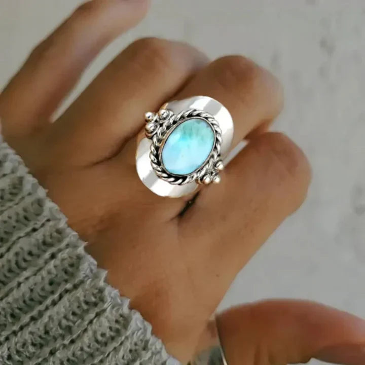 Opalversilberter dicker Ring