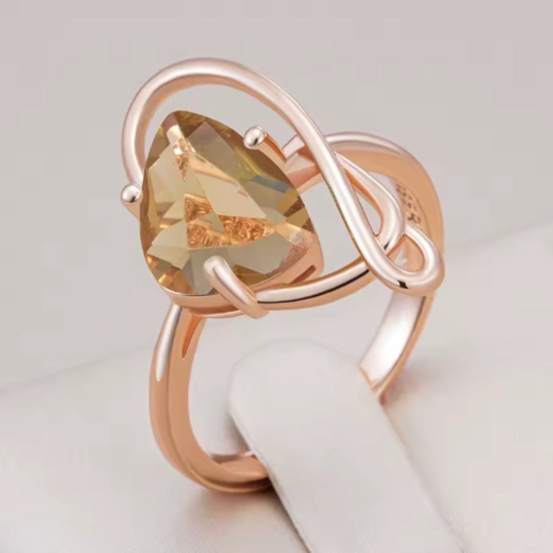 Eleganter Ring mit Olivenkristall