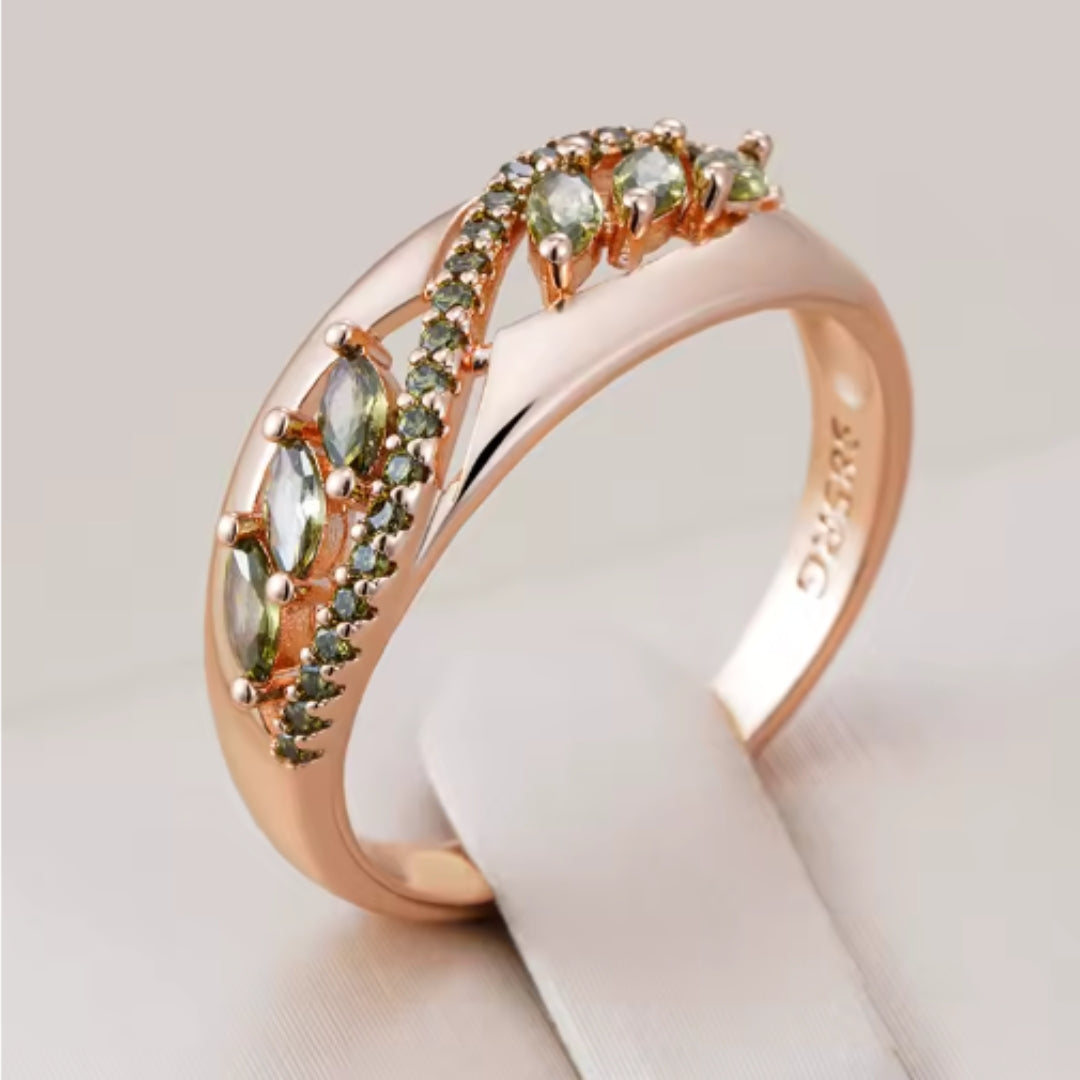 Eleganter Ring aus Olivenkristall
