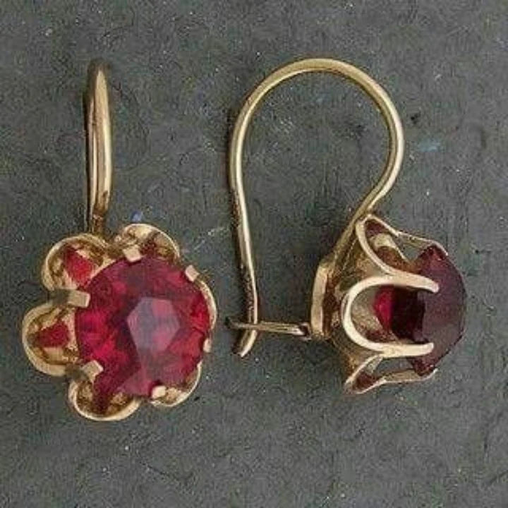 Abgerundete Gold-Ohrringe aus rotem Glas