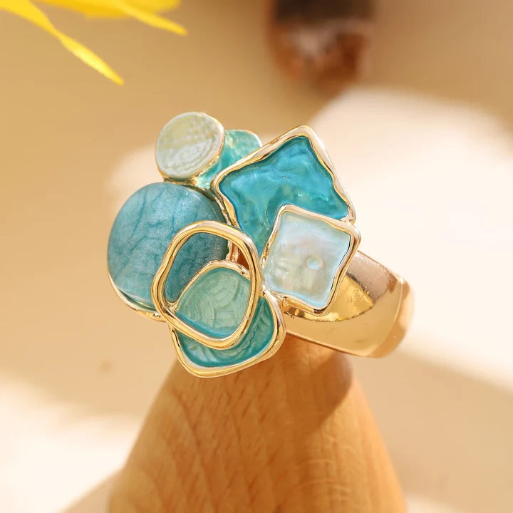 Goldring mit blauer und weißer Emaille