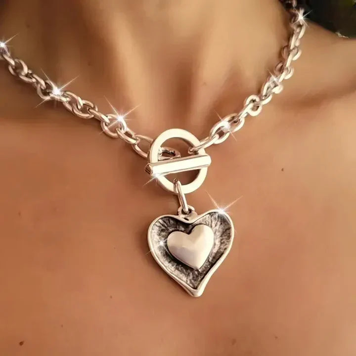 Doppelherz-Halskette mit versilberter Kette