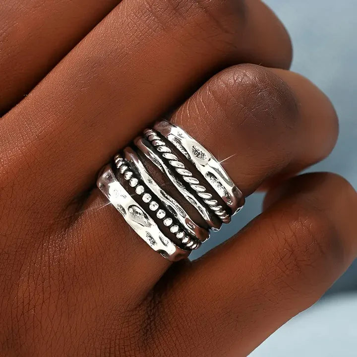Geschichteter Ring mit versilberten Perlen