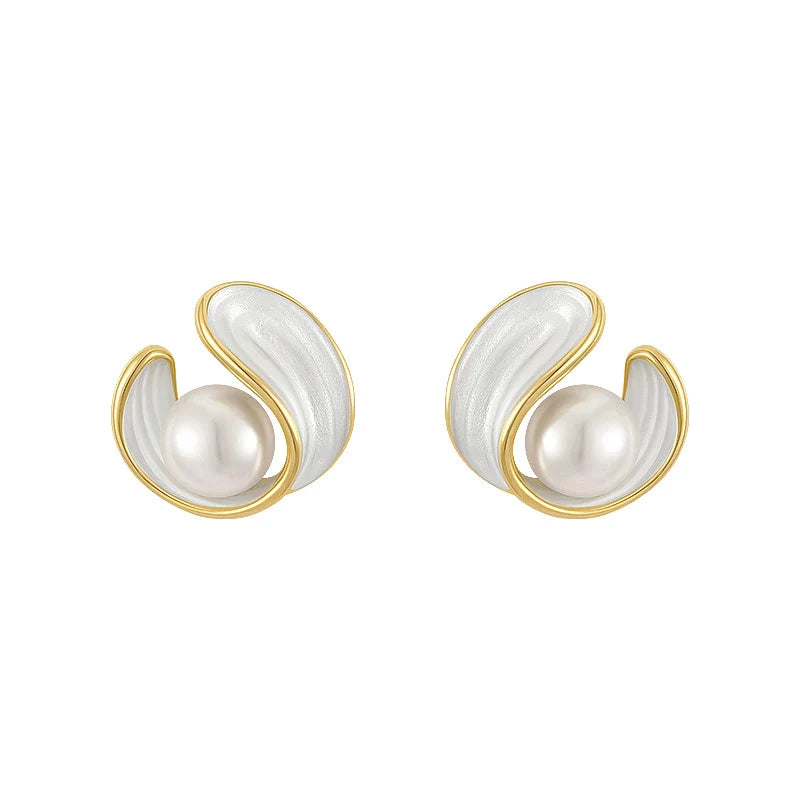 Luxuriöse Ohrringe mit weißem Opal und Perle in Gold