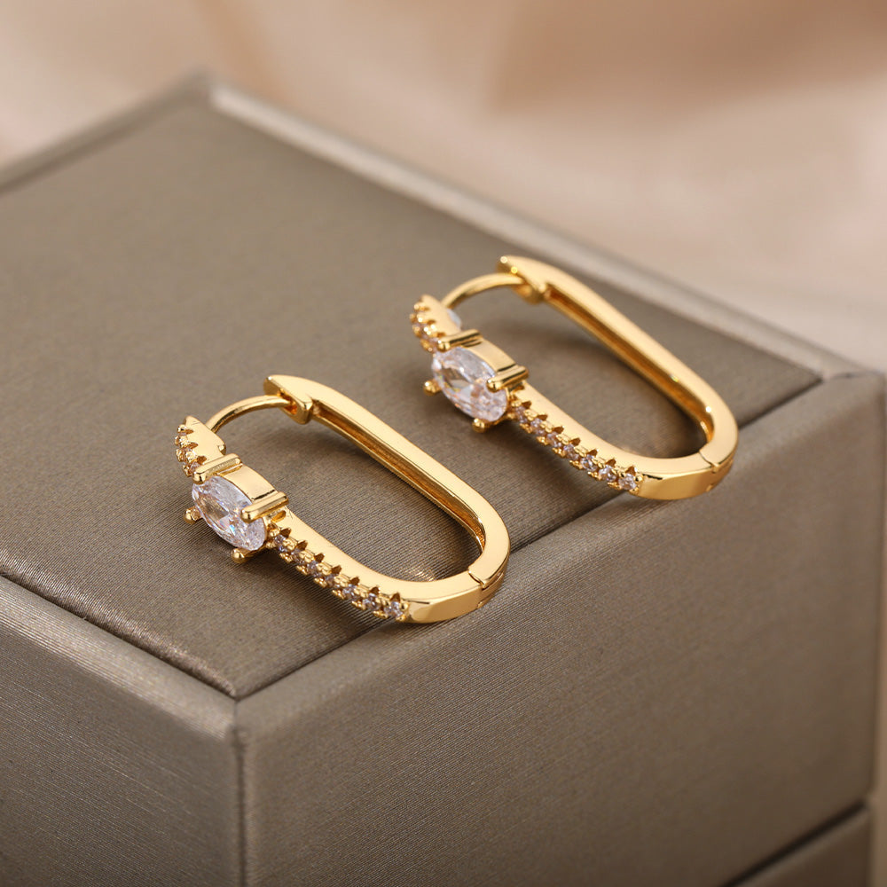 Minimalistische Ohrringe mit Zirkonia in Gold