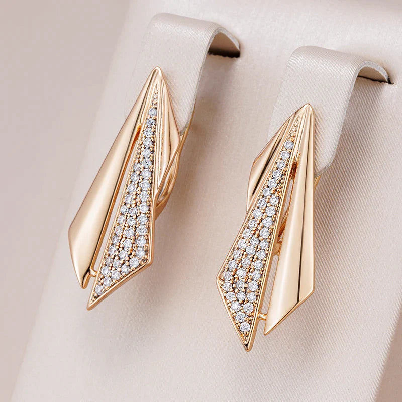 Elegante Ohrringe mit Zirkonium in Gold